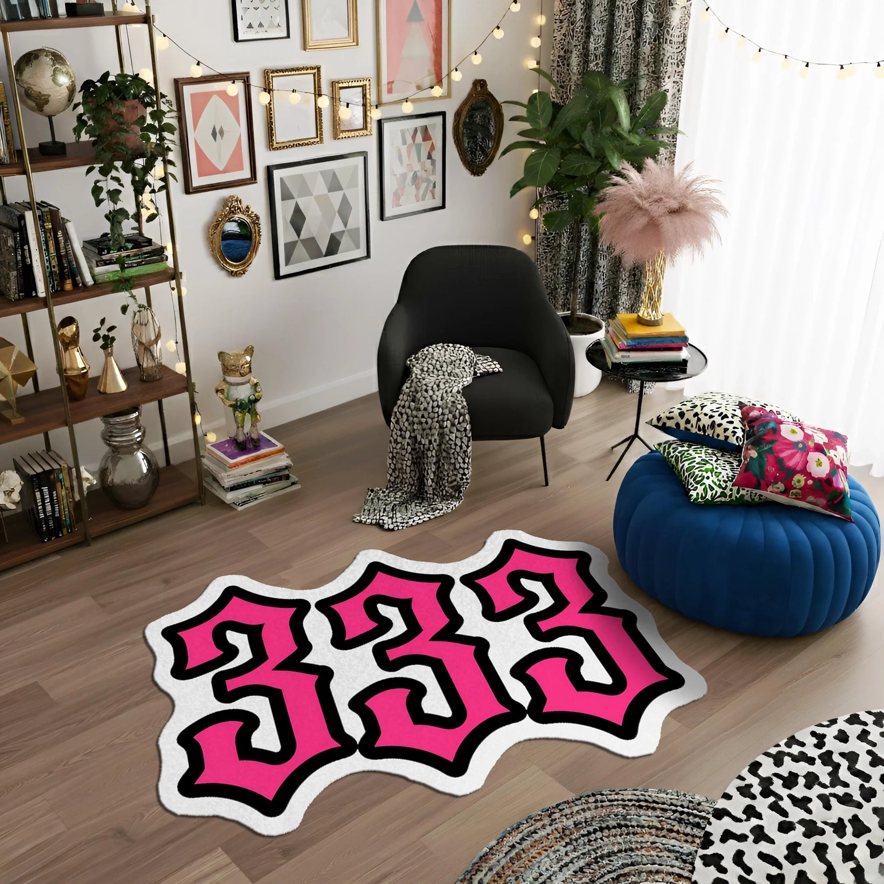 Canlı pembe renkte “333” rakamlarından oluşan, kalın siyah dış kontur ve beyaz iç hatla çevrelenmiş, yuvarlatılmış ve kıvrımlı font yapısına sahip, graffiti ve pop art stilinde tasarlanmış, yüksek kontrastlı tipografik figür kesim halı deseni.

