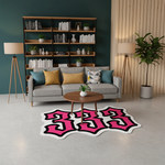 Graffiti etkili tipografik halı; canlı pembe tonlarda büyük “333” rakamları, net beyaz iç hat ve kalın siyah dış kontur ile vurgulanmış, pop art estetiğinde, güçlü görsel kontrast sunan figür kesim baskı deseni.
