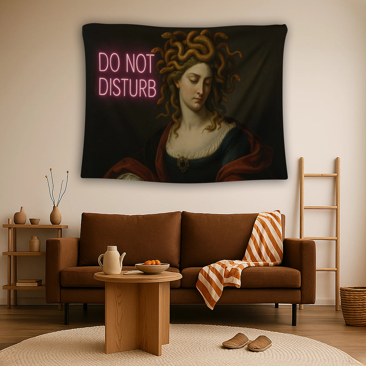 Karanlık arka plan, dramatik ışık gölge geçişleri ve detaylı yüz ifadesine sahip Medusa portresiyle tasarlanan duvar örtüsü, pembe neon tipografi ile pop art etkisi kazanır; mitoloji temalı, sanatsal ve alternatif dekorasyon arayanlar için ideal bir tekstil ürünüdür.