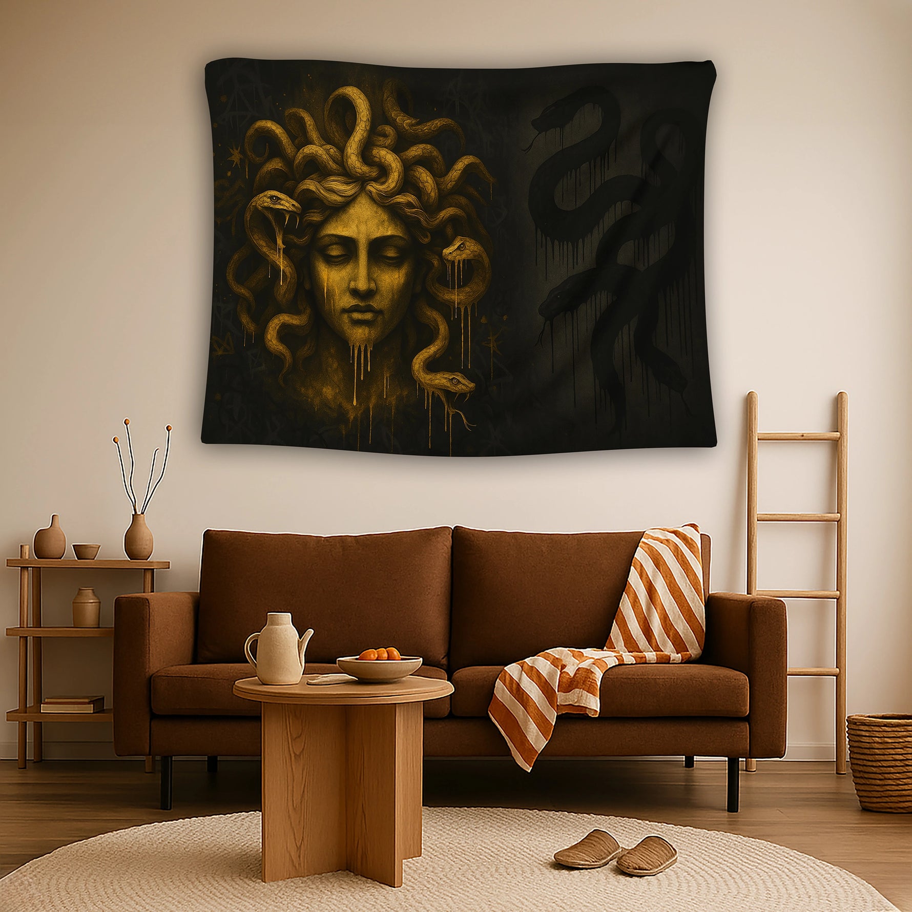 Altın renkli Medusa portresi, detaylı yılan silüetleri ve mat siyah fonla tasarlanan duvar örtüsü, gotik ve mitolojik temalı güçlü bir kompozisyon oluşturur; minimal renk paleti ve dramatik ışık kullanımıyla sanatsal ve modern yaşam alanlarına uyum sağlar.
