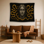 Medusa figürünü çağrıştıran, başı yılanlarla çevrili kadın portresi, güçlü sembolizmi ve altın tonlu detaylarıyla dekoratif duvar örtüsü olarak öne çıkar. Karanlık fon ve metalik renk geçişleri, mekanda dramatik ve sofistike bir hava yaratır. Sanat galerisi, modern salon ve çalışma alanları için ideal olan bu tasarım, yüksek çözünürlüklü baskı sayesinde yüz ifadeleri ve yılan dokularını net biçimde yansıtır, FabricUp koleksiyonunun özgün parçalarındandır.