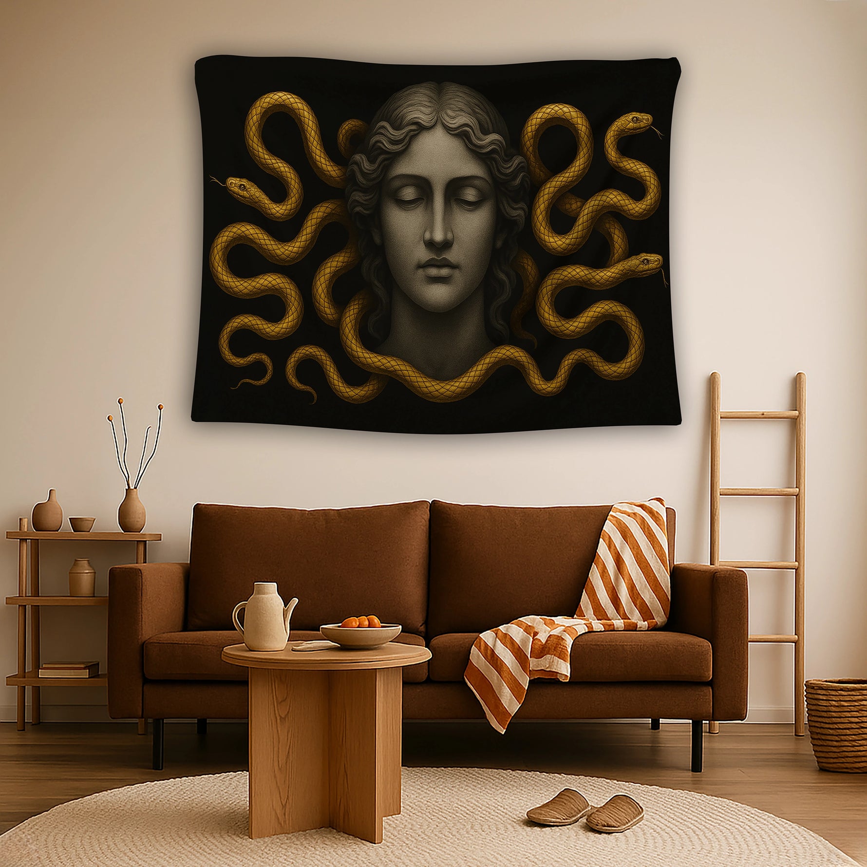 Medusa figürünü çağrıştıran, başı yılanlarla çevrili kadın portresi, güçlü sembolizmi ve altın tonlu detaylarıyla dekoratif duvar örtüsü olarak öne çıkar. Karanlık fon ve metalik renk geçişleri, mekanda dramatik ve sofistike bir hava yaratır. Sanat galerisi, modern salon ve çalışma alanları için ideal olan bu tasarım, yüksek çözünürlüklü baskı sayesinde yüz ifadeleri ve yılan dokularını net biçimde yansıtır, FabricUp koleksiyonunun özgün parçalarındandır.