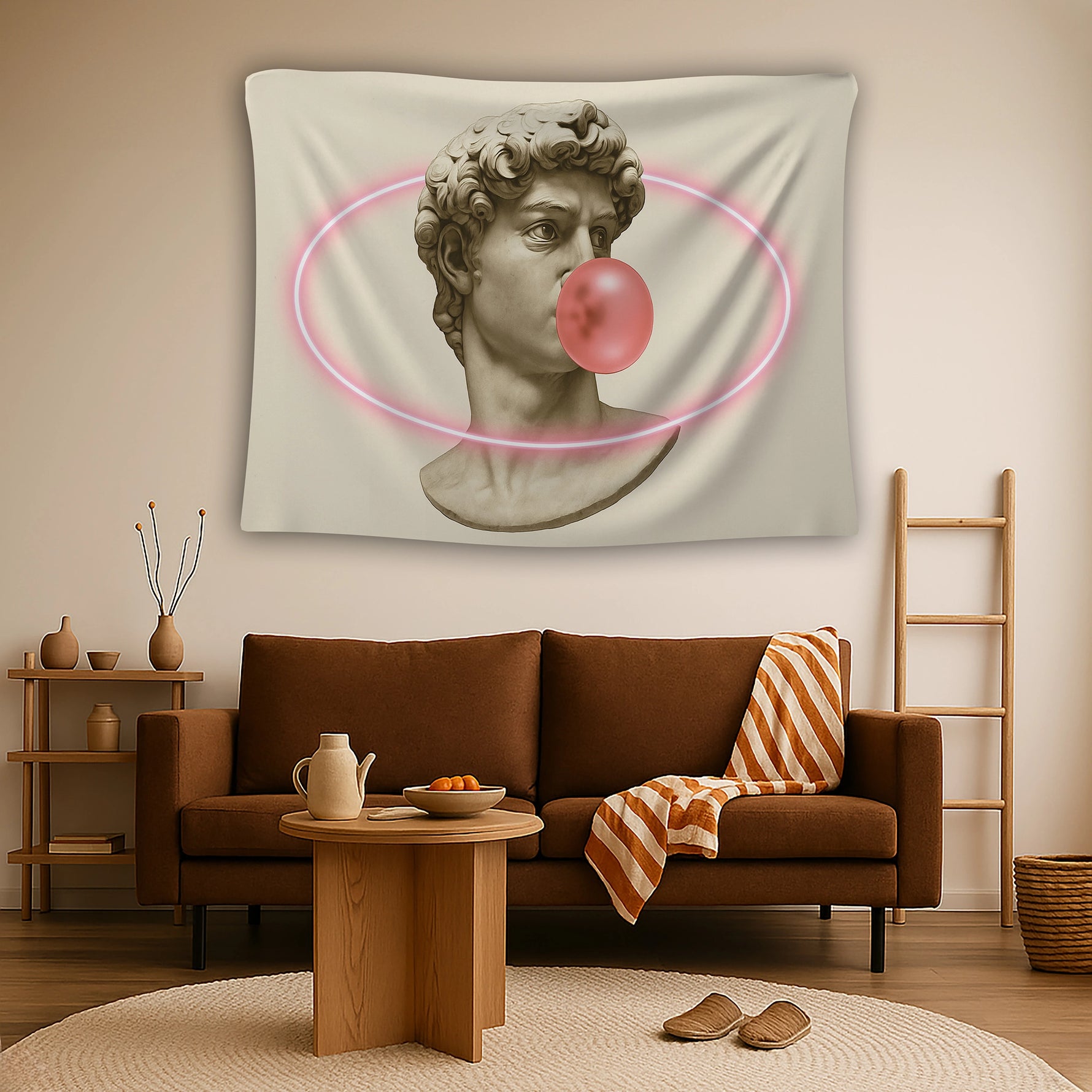 Antik büst silüeti, yumuşak bej arka plan ve parlak pembe balon sakız vurgusuyla tasarlanan duvar örtüsü, retro ve pop kültür temalı modern estetik sunar; genç odası, stüdyo ve yaratıcı alanlar için özgün bir tekstil çözümü sağlar.
