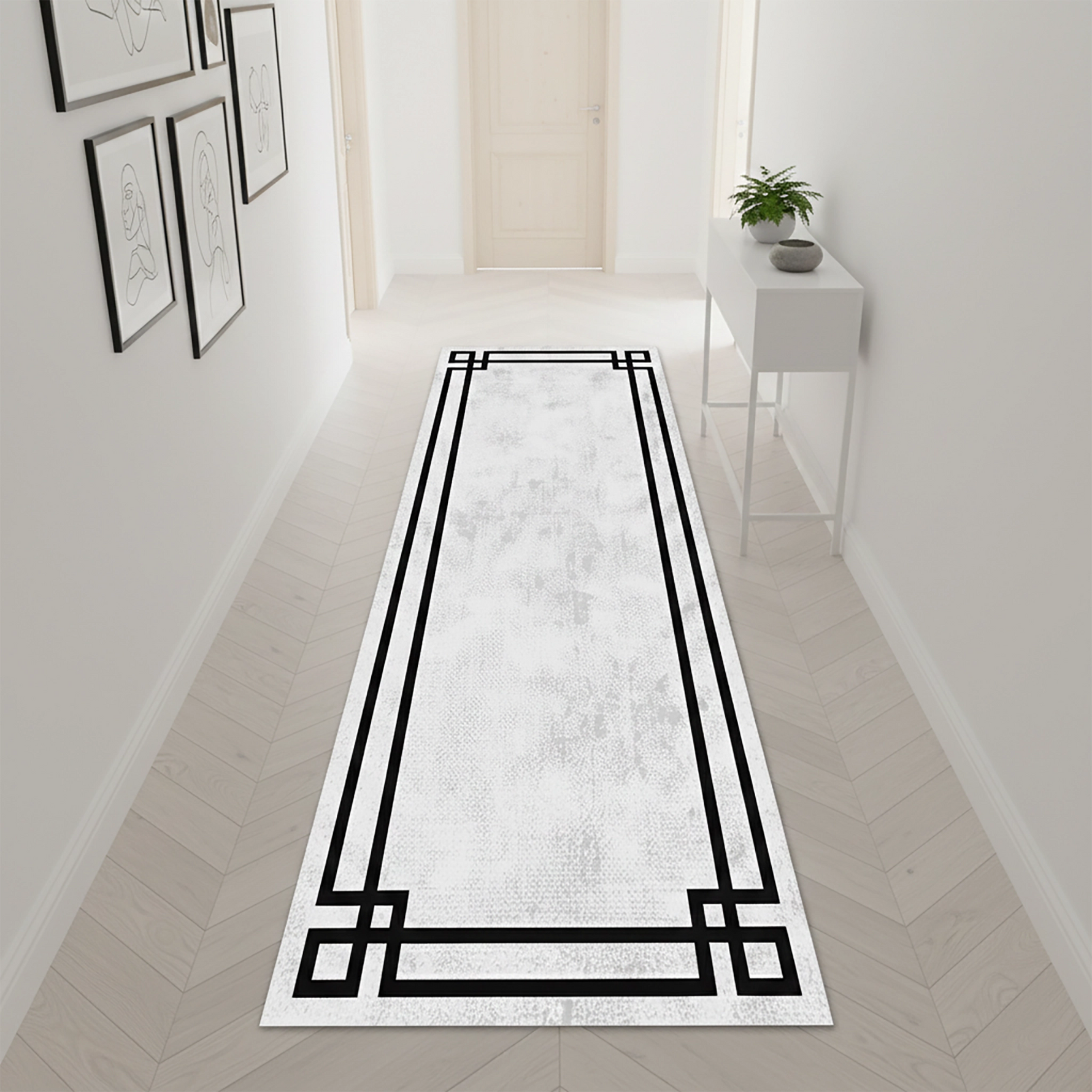 Minimal ve çağdaş estetikte tasarlanmış yolluk halı, açık renkli zemin üzerinde geometrik siyah çerçeve detayları içerir. Temiz çizgiler ve sade tasarım ile modern ve dengeli bir görünüm sunar.