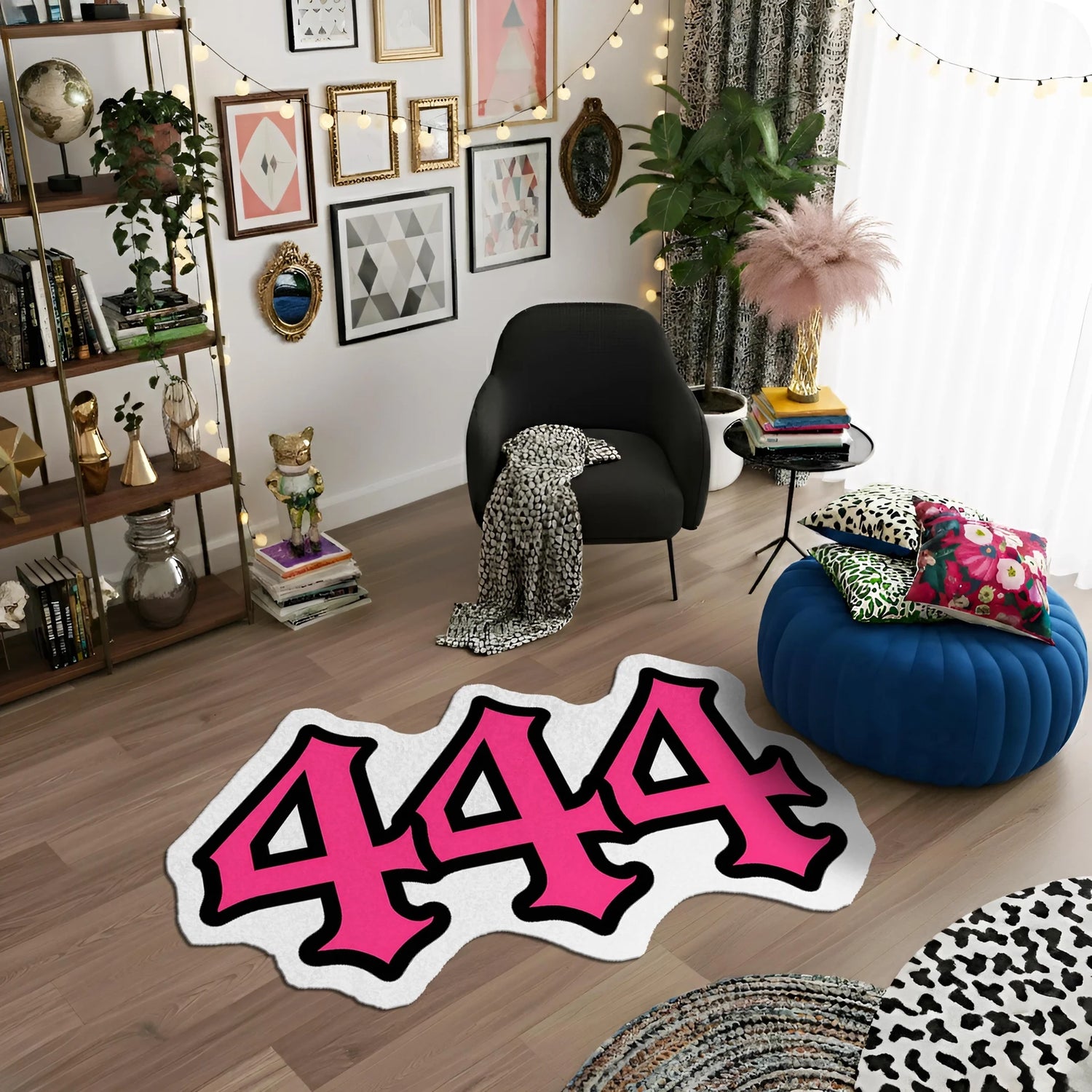 Canlı pembe renkte “444” rakamlarından oluşan, kalın siyah dış kontur ve beyaz iç hatla çevrelenmiş, yuvarlatılmış ve kıvrımlı font yapısına sahip, graffiti ve pop art stilinde tasarlanmış, yüksek kontrastlı tipografik figür kesim halı deseni.
