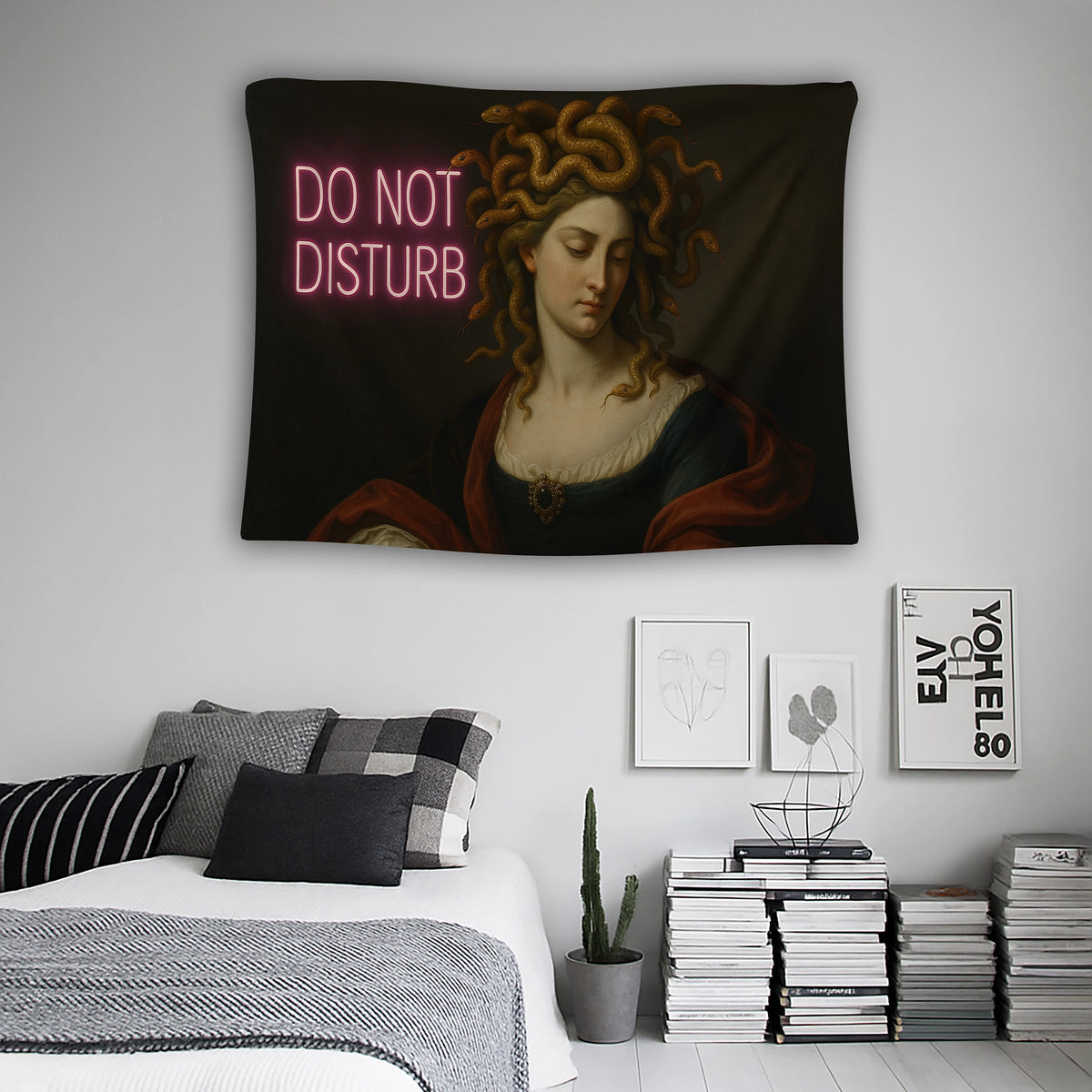Klasik tablo estetiğinde resmedilmiş mitolojik kadın figürü ile modern neon “Do Not Disturb” yazısının birleştiği duvar örtüsü, retro, gotik ve çağdaş stil öğelerini aynı yüzeyde buluşturan özgün tasarımıyla genç odası, stüdyo ve ofisler için uygundur.