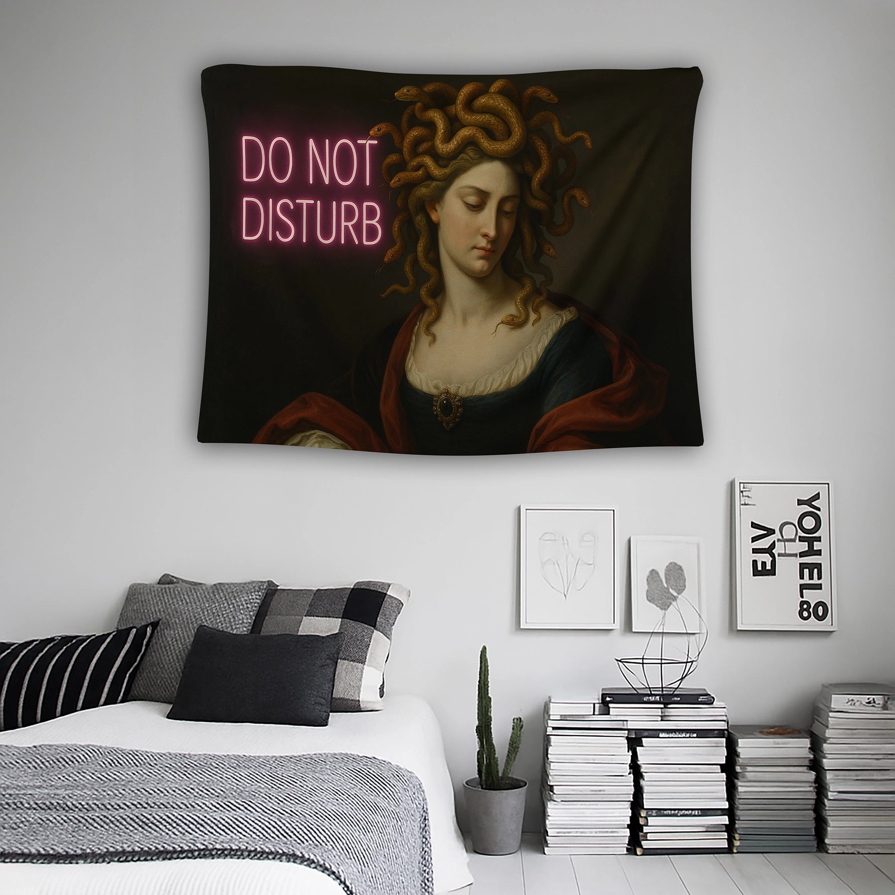 Klasik tablo estetiğinde resmedilmiş mitolojik kadın figürü ile modern neon “Do Not Disturb” yazısının birleştiği duvar örtüsü, retro, gotik ve çağdaş stil öğelerini aynı yüzeyde buluşturan özgün tasarımıyla genç odası, stüdyo ve ofisler için uygundur.