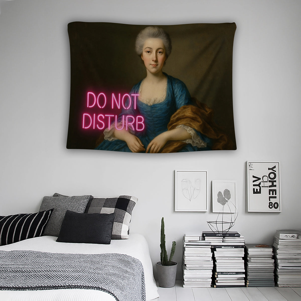 Tarihi kadın figürü, detaylı yüz ifadesi ve koyu tonlu arka planla resimsel bir kompozisyon sunan bu duvar örtüsü, neon ışık yazı detayı sayesinde pop art ve modern tasarım dokunuşu kazanır; estetik, alternatif ve yaratıcı duvar dekorasyonu arayanlar için ideal.