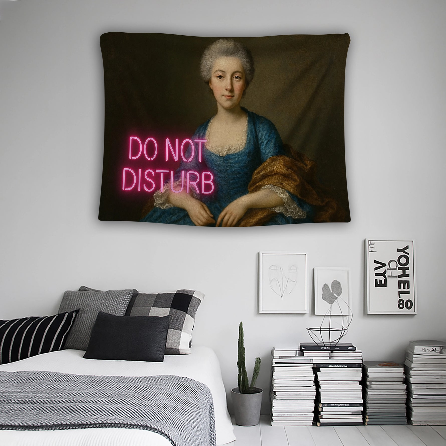Tarihi kadın figürü, detaylı yüz ifadesi ve koyu tonlu arka planla resimsel bir kompozisyon sunan bu duvar örtüsü, neon ışık yazı detayı sayesinde pop art ve modern tasarım dokunuşu kazanır; estetik, alternatif ve yaratıcı duvar dekorasyonu arayanlar için ideal.