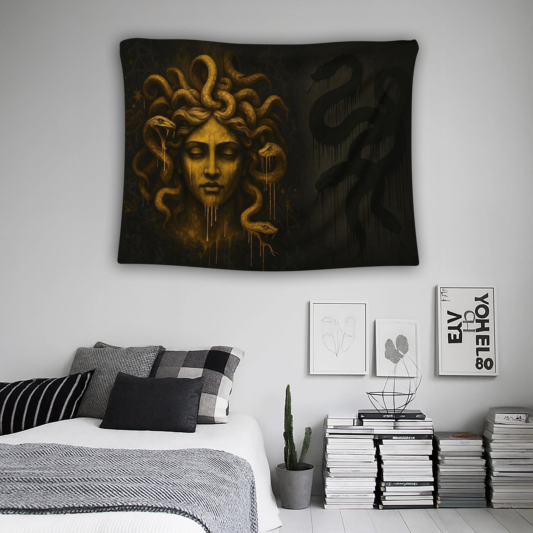 Yılan başlı kadın figürü, karanlık doku ve akıcı boya damla detaylarıyla işlenmiş duvar örtüsü, mistik, efsanevi ve sembolik anlatımıyla alternatif ve gotik dekorasyon tarzını yansıtan özgün ve karakterli bir tekstil tasarımı sunar.