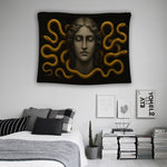 Klasik heykel estetiğini altın yılan figürleriyle birleştiren bu mitolojik kompozisyon, modern ve lüks dekorasyon anlayışıyla hazırlanmış dekoratif bir duvar örtüsüdür. Siyah zemin üzerindeki sıcak altın renkler, güçlü kontrast ve derinlik etkisi yaratarak salon, ofis ve galeri tarzı mekanlarda çarpıcı bir atmosfer sunar. Yüksek çözünürlüklü baskı dokusu, detaylı yüz hatları ve kıvrımlı yılan formlarıyla FabricUp tasarım kalitesini yansıtır.