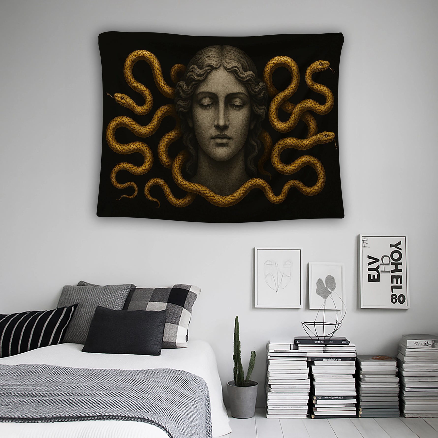 Klasik heykel estetiğini altın yılan figürleriyle birleştiren bu mitolojik kompozisyon, modern ve lüks dekorasyon anlayışıyla hazırlanmış dekoratif bir duvar örtüsüdür. Siyah zemin üzerindeki sıcak altın renkler, güçlü kontrast ve derinlik etkisi yaratarak salon, ofis ve galeri tarzı mekanlarda çarpıcı bir atmosfer sunar. Yüksek çözünürlüklü baskı dokusu, detaylı yüz hatları ve kıvrımlı yılan formlarıyla FabricUp tasarım kalitesini yansıtır.