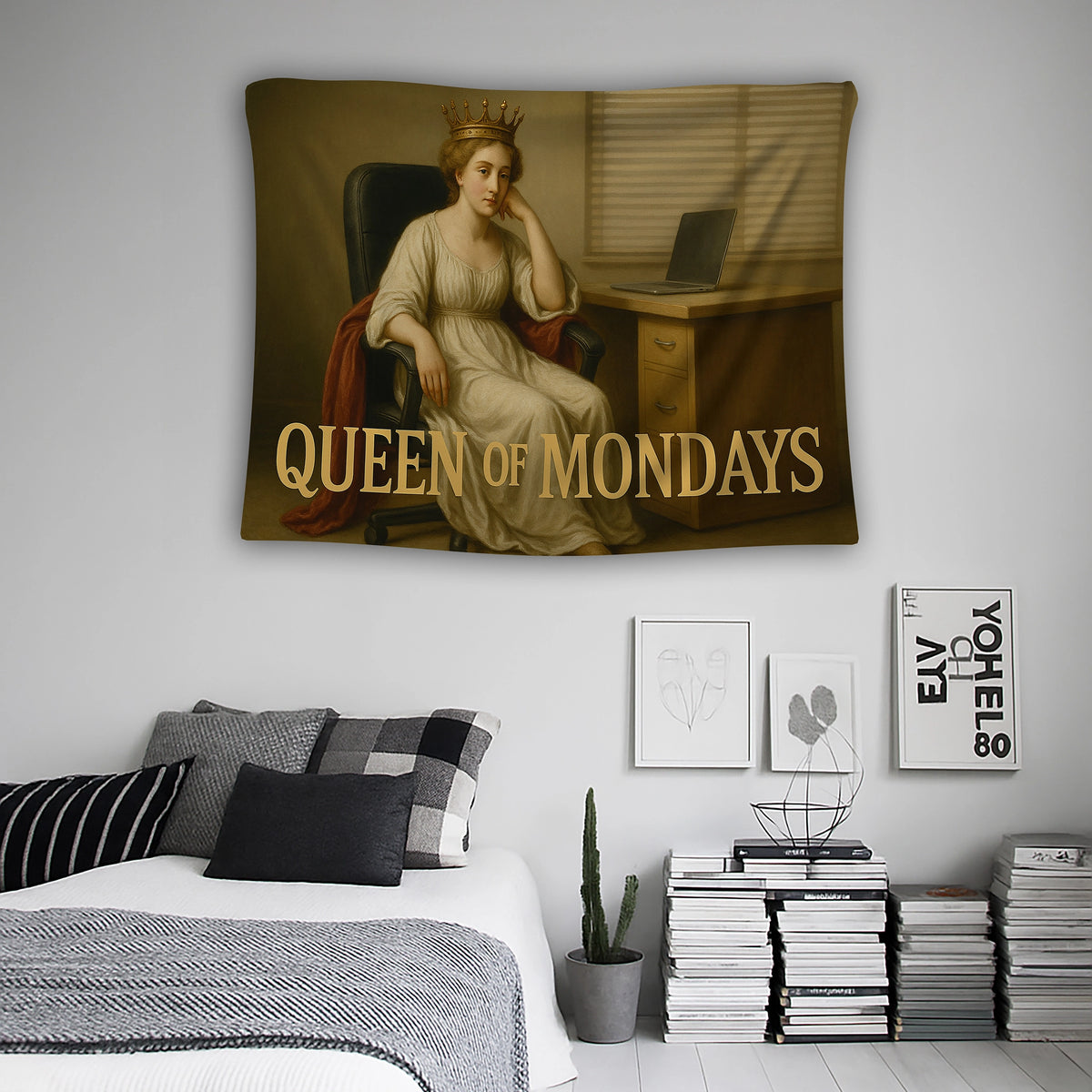Vintage portre illüstrasyonu, kraliyet temalı figür ve yumuşak kahverengi bej renk paletiyle tasarlanan duvar örtüsü, “Queen of Mondays” yazısıyla karakter kazanan klasik ve modern birleşimi bir stile sahiptir; ofis, çalışma alanı ve genç odası için uygundur.