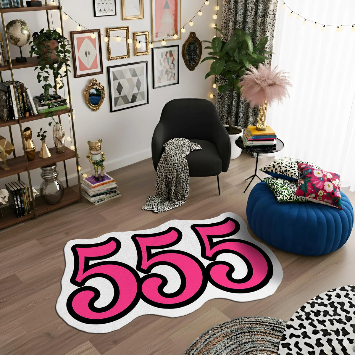 Canlı pembe renkte “555” rakamlarından oluşan, kalın siyah dış kontur ve beyaz iç hatla çevrelenmiş, yuvarlak ve akıcı font yapısına sahip, graffiti ve pop art stilinde tasarlanmış, yüksek kontrastlı tipografik figür kesim halı deseni.
