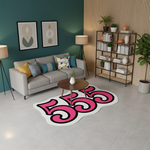 Graffiti etkili tipografik halı; canlı pembe tonlarda büyük “555” rakamları, net beyaz iç hat ve kalın siyah dış kontur ile vurgulanmış, pop art estetiğinde, güçlü görsel kontrast sunan figür kesim baskı deseni.
