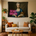 Klasik sanat temalı portre görüntüsü ile çağdaş neon tipografinin birleştiği duvar örtüsü, sanatsal, retro ve grafik stil öğeleri barındıran güçlü kontrastlı tasarımıyla minimalist ya da modern yaşam alanlarında odak noktası oluşturan dekoratif tekstil ürünü olarak öne çıkar.