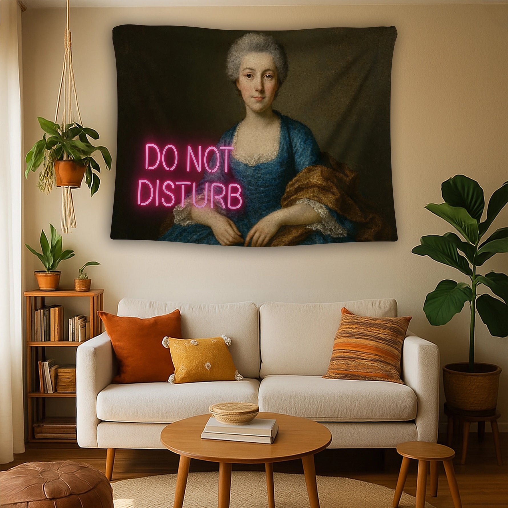 Klasik sanat temalı portre görüntüsü ile çağdaş neon tipografinin birleştiği duvar örtüsü, sanatsal, retro ve grafik stil öğeleri barındıran güçlü kontrastlı tasarımıyla minimalist ya da modern yaşam alanlarında odak noktası oluşturan dekoratif tekstil ürünü olarak öne çıkar.