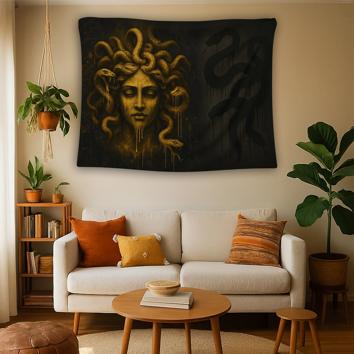 Siyah fon üzerinde altın dokulu Medusa illüstrasyonu ve çevresindeki yılan motifleriyle hazırlanan duvar örtüsü, mitolojik, karanlık ve sanatsal temaları bir araya getirir; güçlü görsel etkiye sahip kompozisyonuyla stüdyo, genç odası ve ofis için dikkat çekici bir dekoratif üründür.