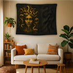 Siyah fon üzerinde altın dokulu Medusa illüstrasyonu ve çevresindeki yılan motifleriyle hazırlanan duvar örtüsü, mitolojik, karanlık ve sanatsal temaları bir araya getirir; güçlü görsel etkiye sahip kompozisyonuyla stüdyo, genç odası ve ofis için dikkat çekici bir dekoratif üründür.