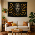 Altın yılanlarla çevrili mistik kadın yüzü illüstrasyonu, mitoloji ve güç temasını sanatsal bir dille yansıtan dekoratif duvar örtüsü olarak tasarlanmıştır. Koyu arka plan üzerinde parlayan metalik detaylar, mekana dramatik, gizemli ve prestijli bir hava kazandırır. Salon, ofis ve modern yaşam alanlarında dikkat çekici bir odak noktası oluşturan bu yüksek çözünürlüklü baskı, net çizgileri ve zengin tonlarıyla FabricUp koleksiyonunun özel tasarımlarındandır.