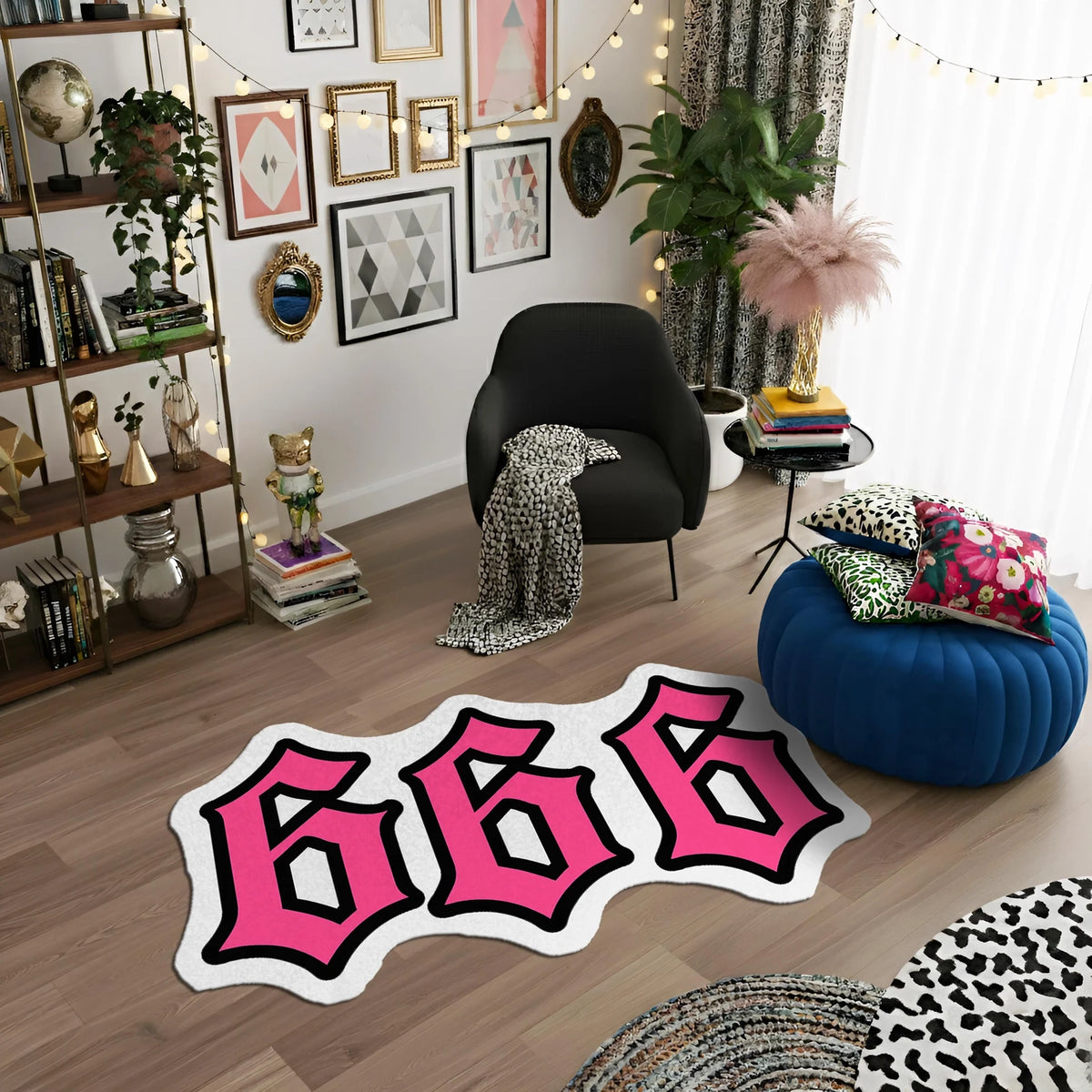 Yan yana dizilmiş üç adet “6” rakamı formunda, parlak pembe dolgu rengi, belirgin beyaz ara hat ve güçlü siyah çerçeve ile vurgulanan, sokak sanatı estetiğini yansıtan, modern tipografi temalı, özel şekilli dekoratif halı tasarımı.
