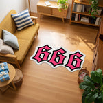 Üçlü rakam kompozisyonu şeklinde tasarlanmış, pembe dolgulu “666” yazısı, beyaz kontur çizgisi ve kalın siyah dış hat ile belirginleştirilmiş, yumuşak kıvrımlı, modern grafik ve street art stilinde tipografik halı yüzeyi.
