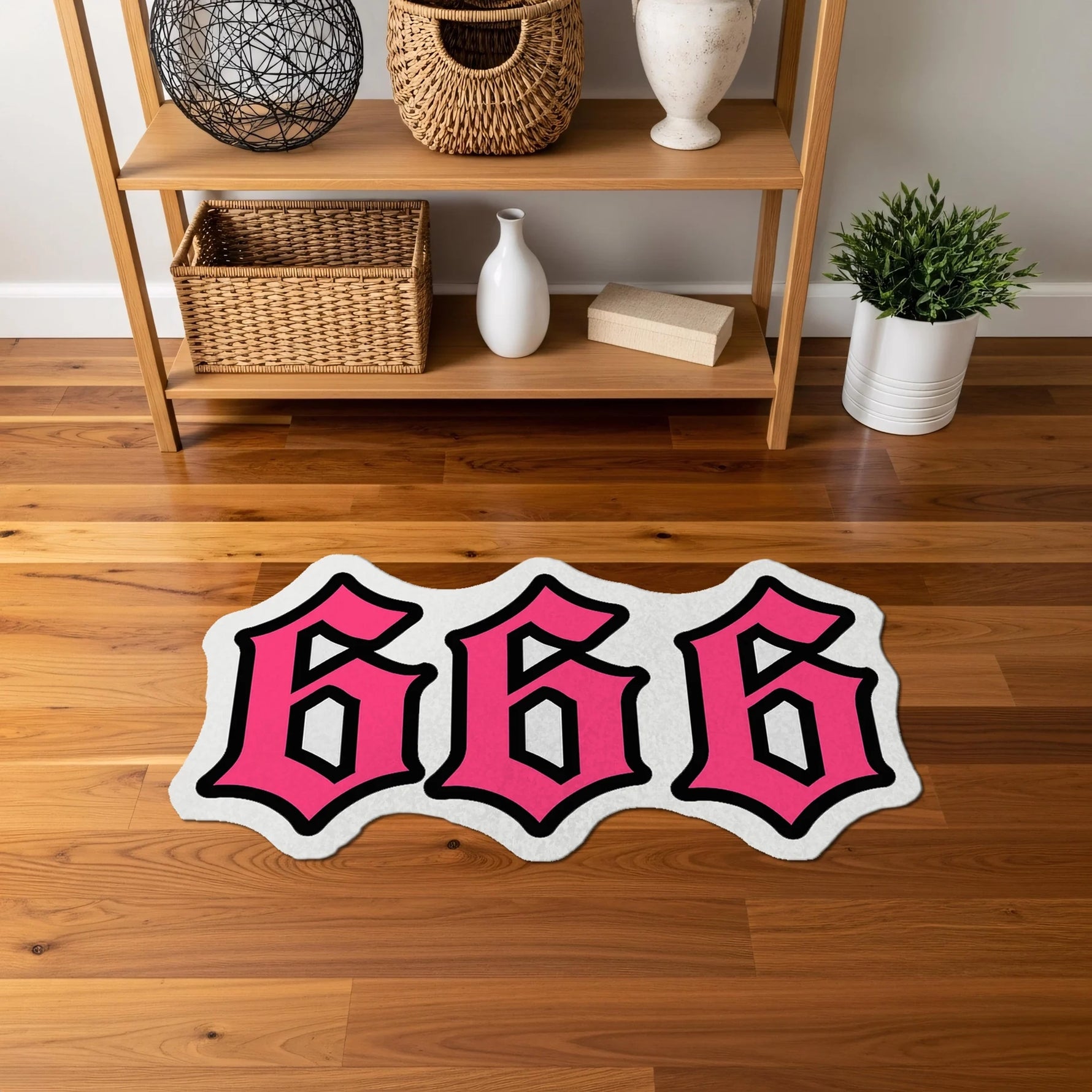 Graffiti etkili tipografik halı; canlı pembe tonlarda büyük “666” rakamları, net beyaz iç hat ve kalın siyah dış konturla çevrelenmiş, pop art estetiğinde, güçlü kontrast sunan ve dikkat çekici figür kesim tasarıma sahip baskı.
