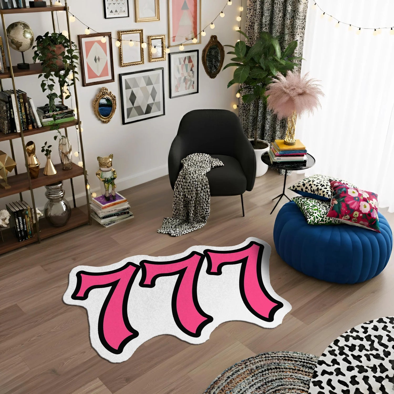 Canlı pembe renkte üç adet “7” rakamından oluşan, kalın siyah dış kontur ve beyaz iç hatla çevrelenmiş, yuvarlak köşeli ve akıcı font yapısına sahip, graffiti ve pop art stilinde tasarlanmış, yüksek kontrastlı tipografik figür kesim halı deseni.
