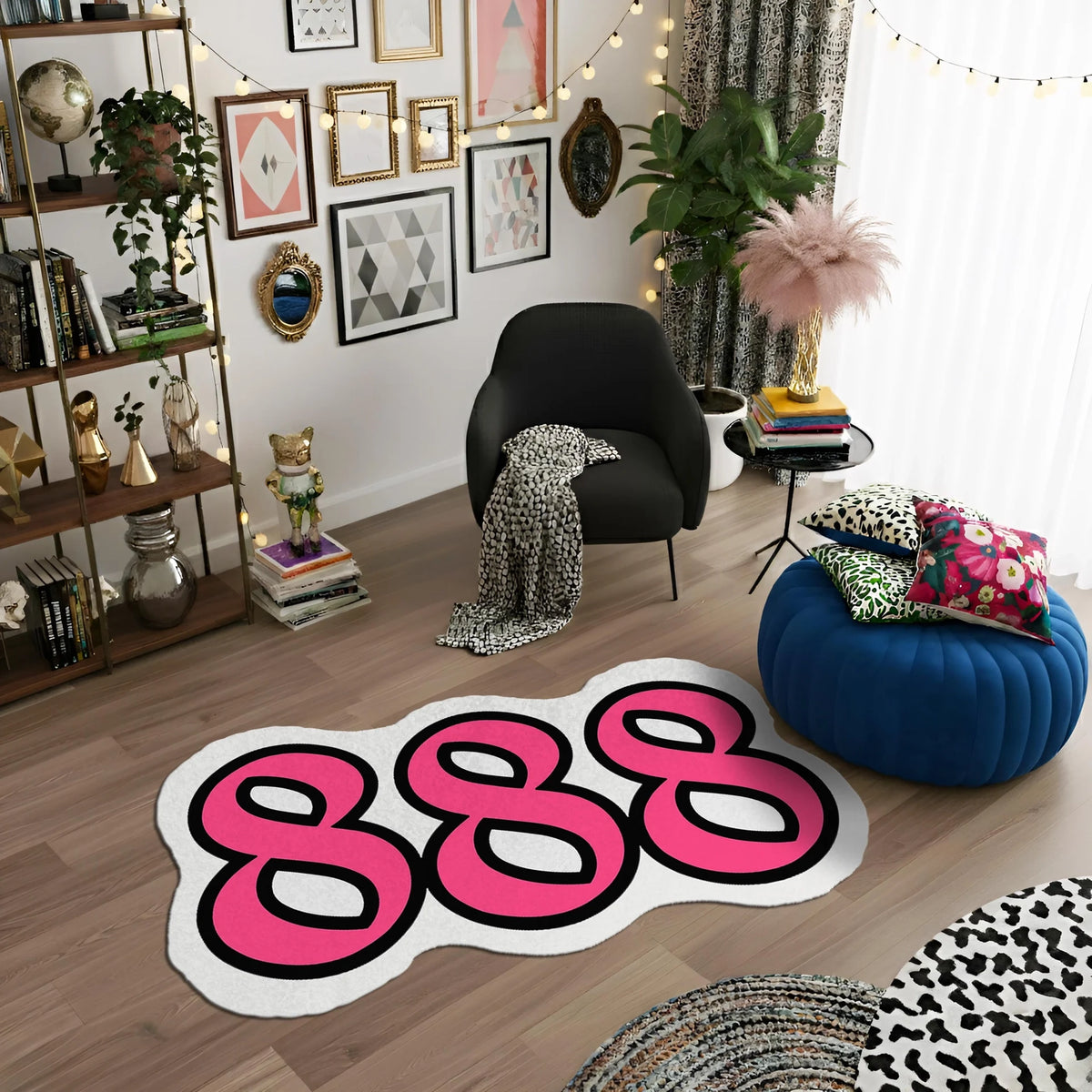 Canlı pembe renkte üç adet “8” rakamından oluşan, kalın siyah dış kontur ve beyaz iç hatla çevrelenmiş, yuvarlatılmış ve akıcı font yapısına sahip, graffiti ve pop art stilinde tasarlanmış, yüksek kontrastlı tipografik figür kesim halı deseni.
