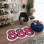 Canlı pembe renkte üç adet “8” rakamından oluşan, kalın siyah dış kontur ve beyaz iç hatla çevrelenmiş, yuvarlatılmış ve akıcı font yapısına sahip, graffiti ve pop art stilinde tasarlanmış, yüksek kontrastlı tipografik figür kesim halı deseni.
