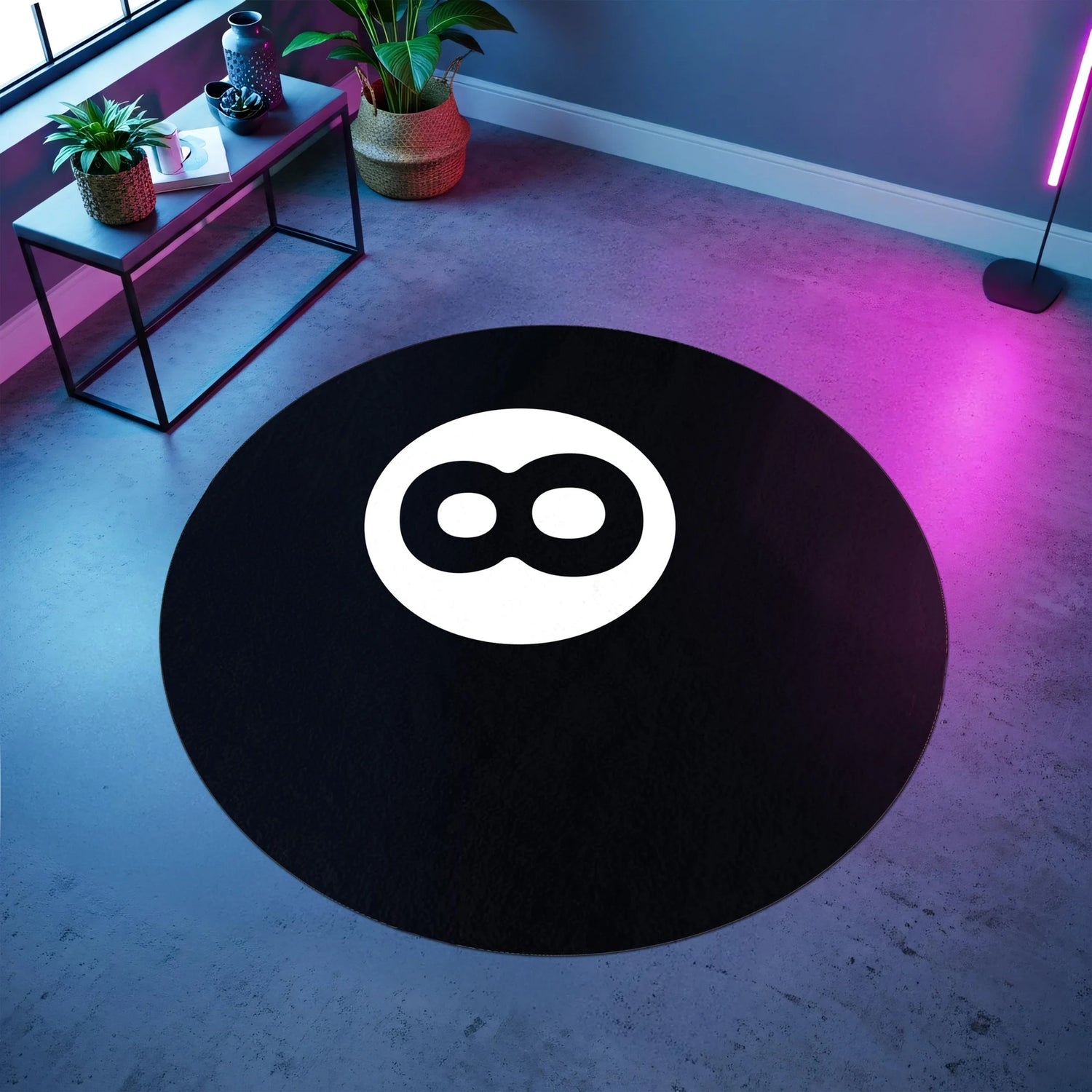 Dairesel formda, mat siyah arka plan üzerinde parlak beyaz infinity işaretiyle tasarlanmış çağdaş stil halı; sade tipografik ikonografi, keskin konturlar ve güçlü görsel odak oluşturan minimalist desen yapısı.
