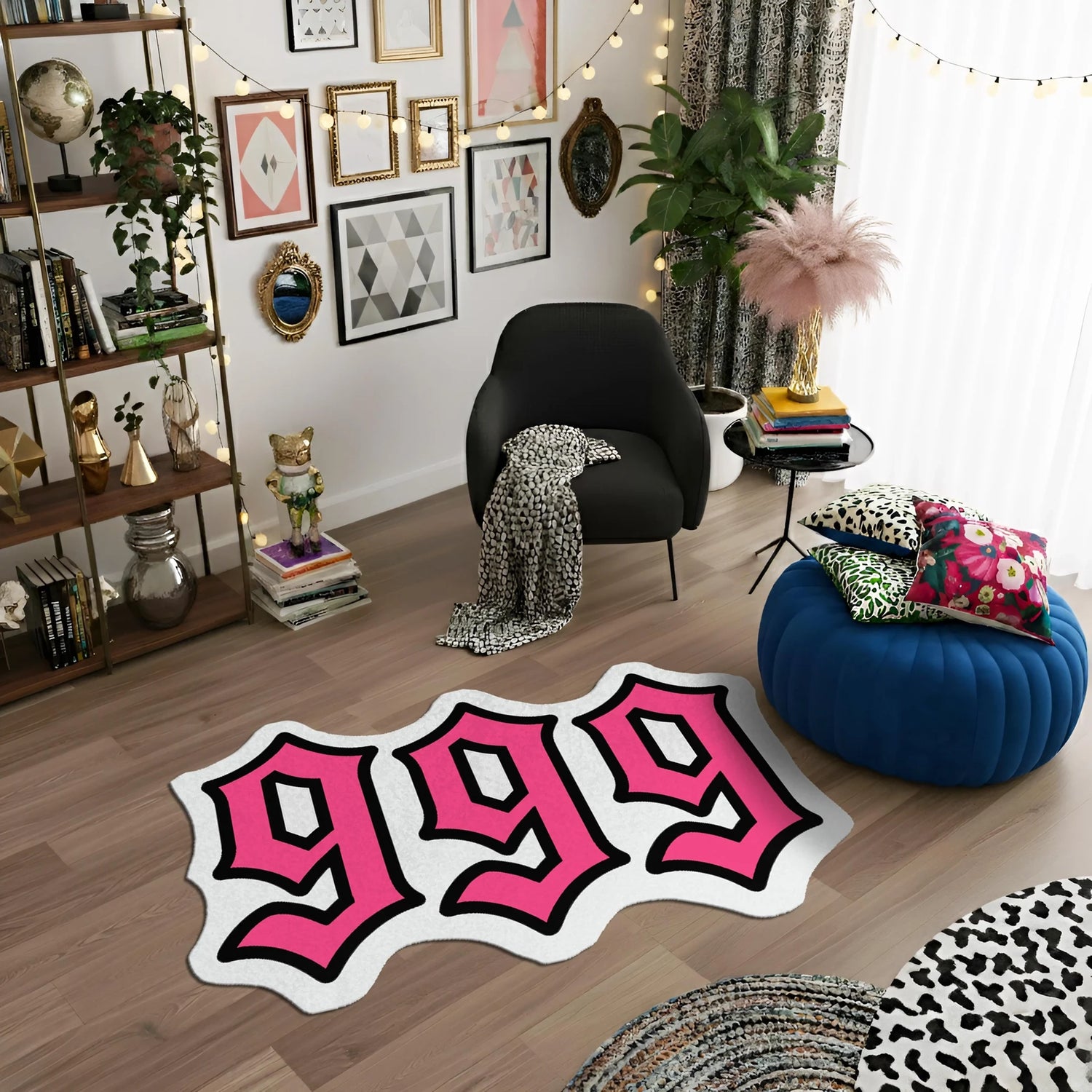 Canlı pembe renkte üç adet “9” rakamından oluşan, kalın siyah dış kontur ve beyaz iç hatla çevrelenmiş, köşeleri yumuşatılmış kalın font yapısına sahip, graffiti ve pop art stilinde tasarlanmış, yüksek kontrastlı tipografik figür kesim halı.
