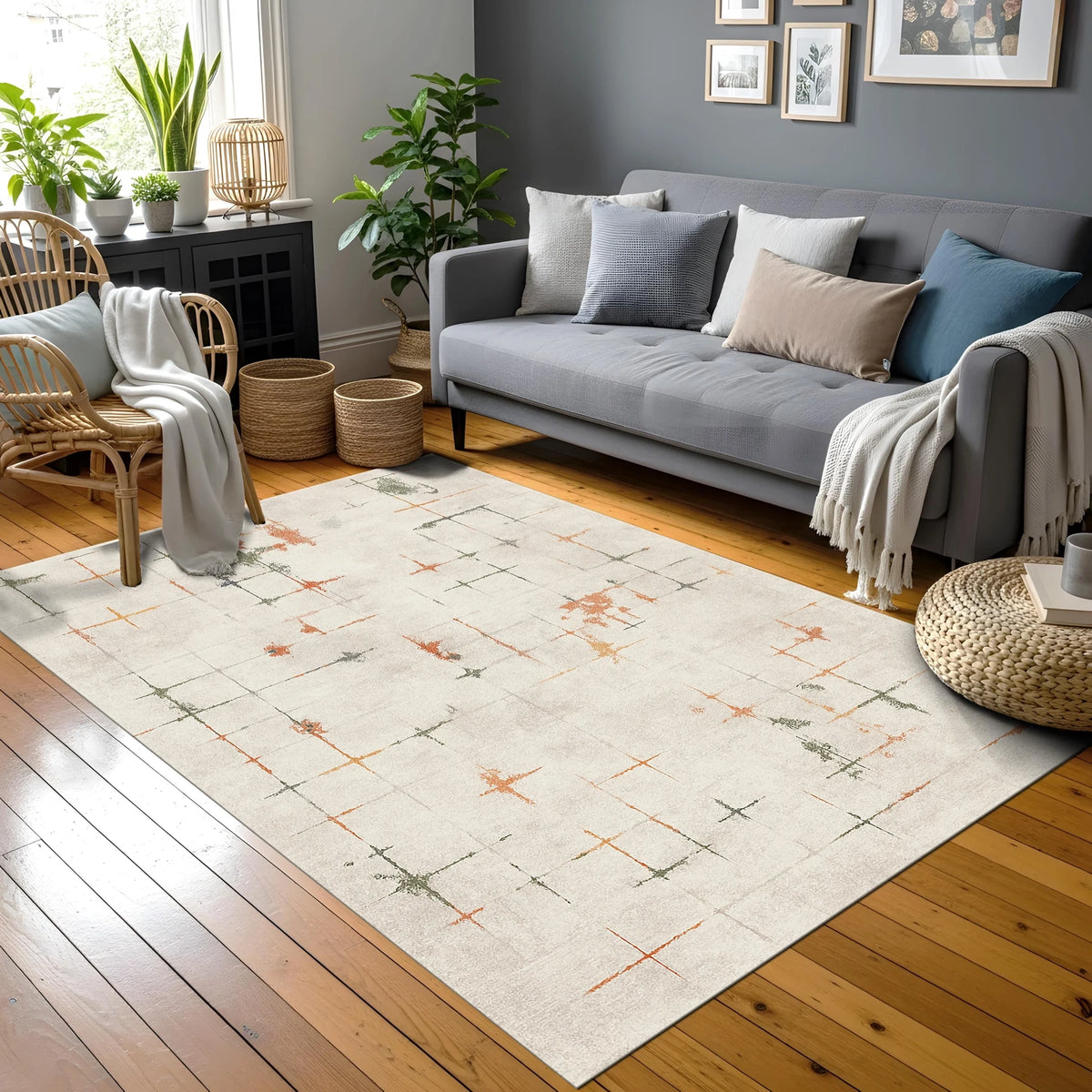 Açık krem zemin üzerinde turuncu ve yeşil tonlarda ince çizgisel artı ve grid motifleriyle tasarlanmış modern dijital baskı halı, minimal geometrik desen, çağdaş stil, sade renk paleti ve İskandinav dekorasyon anlayışı için güçlü bir zemin tasarımı sunar.
