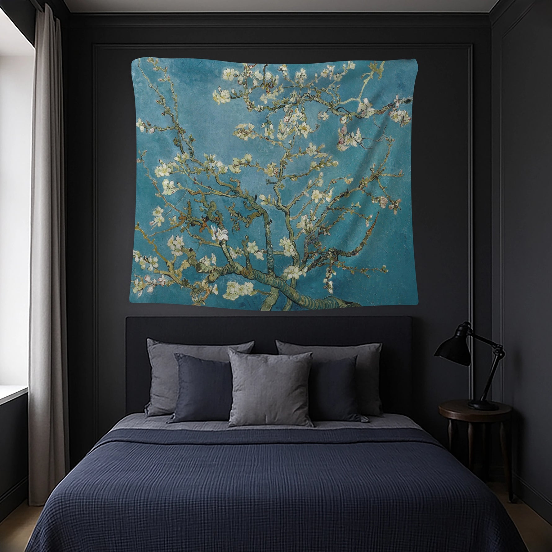 Fine art resim stilinde hazırlanan çiçekli ağaç kompozisyonuna sahip FabricUp duvar örtüsü, sanat galerisi hissi veren dekoratif bir duvar tekstilidir. Dijital baskı teknolojisiyle desenler belirgin, renk geçişleri doğal ve uzun süre kalıcıdır.