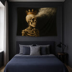 Gotik ve karanlık atmosferde tasarlanan FabricUp duvar örtüsü, başında taç bulunan iskelet figürü ve siyah zemin üzerindeki altın toz efektleriyle güçlü ve dramatik bir görünüm sunar. Yüksek çözünürlüklü dijital baskı sayesinde detaylar net ve çarpıcıdır.