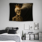 Minimal siyah fon üzerinde konumlanan taçlı iskelet illüstrasyonuna sahip FabricUp duvar örtüsü, asi ve karakterli bir dekor tarzı sunar. Dayanıklı baskı kalitesi renkleri solmadan canlı tutar, modern mekânlara güçlü bir sanatsal hava katar.