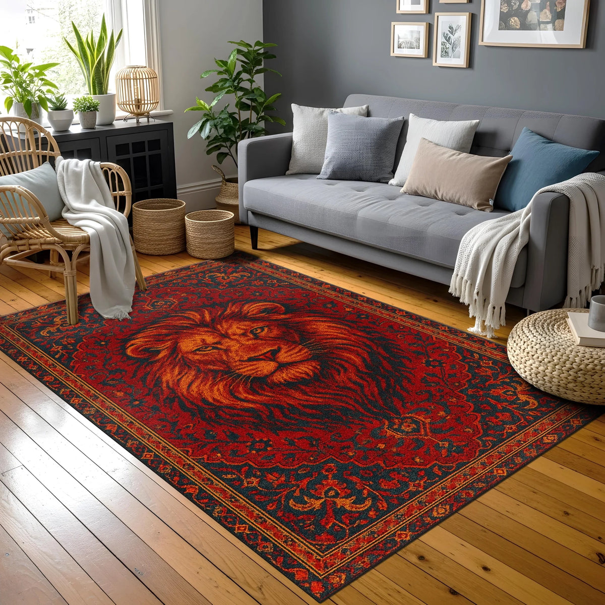 Aslan figürünü merkezine alan, etrafı yoğun floral ve geometrik oryantal desenlerle çerçevelenmiş kırmızı zeminli dijital baskı halı, güç ve ihtişam temasını klasik halı estetiğiyle birleştirir. Yüksek çözünürlüklü üretim sayesinde renk doygunluğu dengeli, çizgi konturları net ve yüzey dokusu homojen görünür. Salon, ofis, giriş alanı ve tematik mekanlarda kullanılabilecek bu özel tasarım, FabricUp koleksiyonunun dikkat çekici parçalarındandır.
