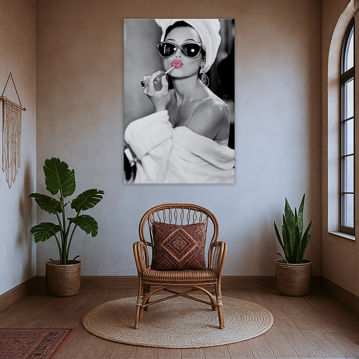 Siyah beyaz moda portresi ve pembe ruj detaylı modern kadın figürüyle tasarlanan çerçevesiz kanvas tablo, retro Hollywood ve pop art estetiğini birleştirir. Net baskı kalitesiyle salon, yatak odası ve giyinme alanlarında şık ve stil sahibi bir FabricUp duvar dekoru sunar.