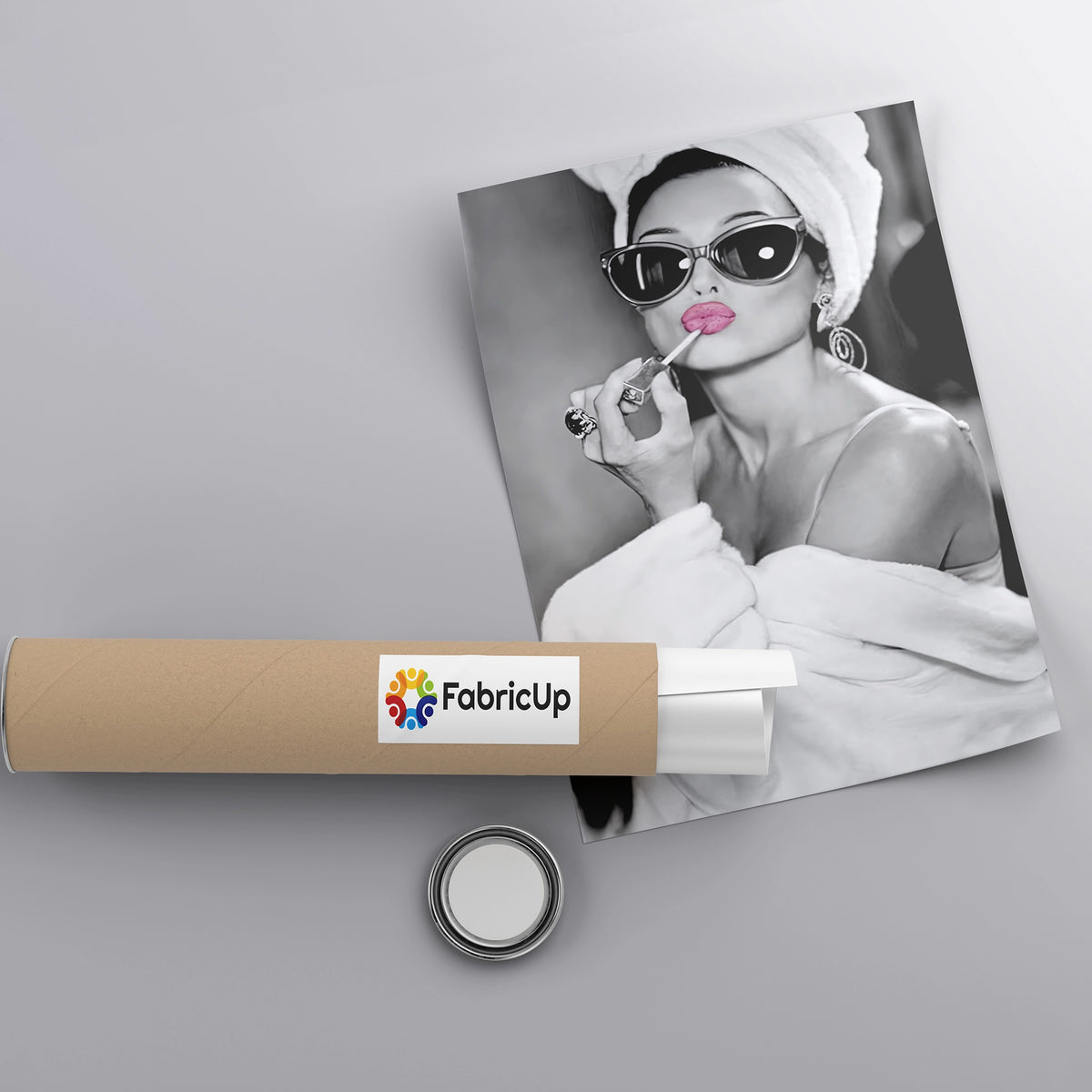 Poster estetiğinde tasarlanan moda ikonlu kadın portresi kanvas tablo, retro fotoğraf ve pop art stilini birleştirir. Yüksek çözünürlüklü baskı sayesinde net çizgiler ve canlı dudak rengi dikkat çeker, salon ve genç yaşam alanları için trend bir FabricUp koleksiyon ürünü.