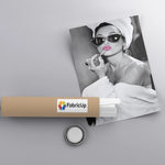 Poster estetiğinde tasarlanan moda ikonlu kadın portresi kanvas tablo, retro fotoğraf ve pop art stilini birleştirir. Yüksek çözünürlüklü baskı sayesinde net çizgiler ve canlı dudak rengi dikkat çeker, salon ve genç yaşam alanları için trend bir FabricUp koleksiyon ürünü.