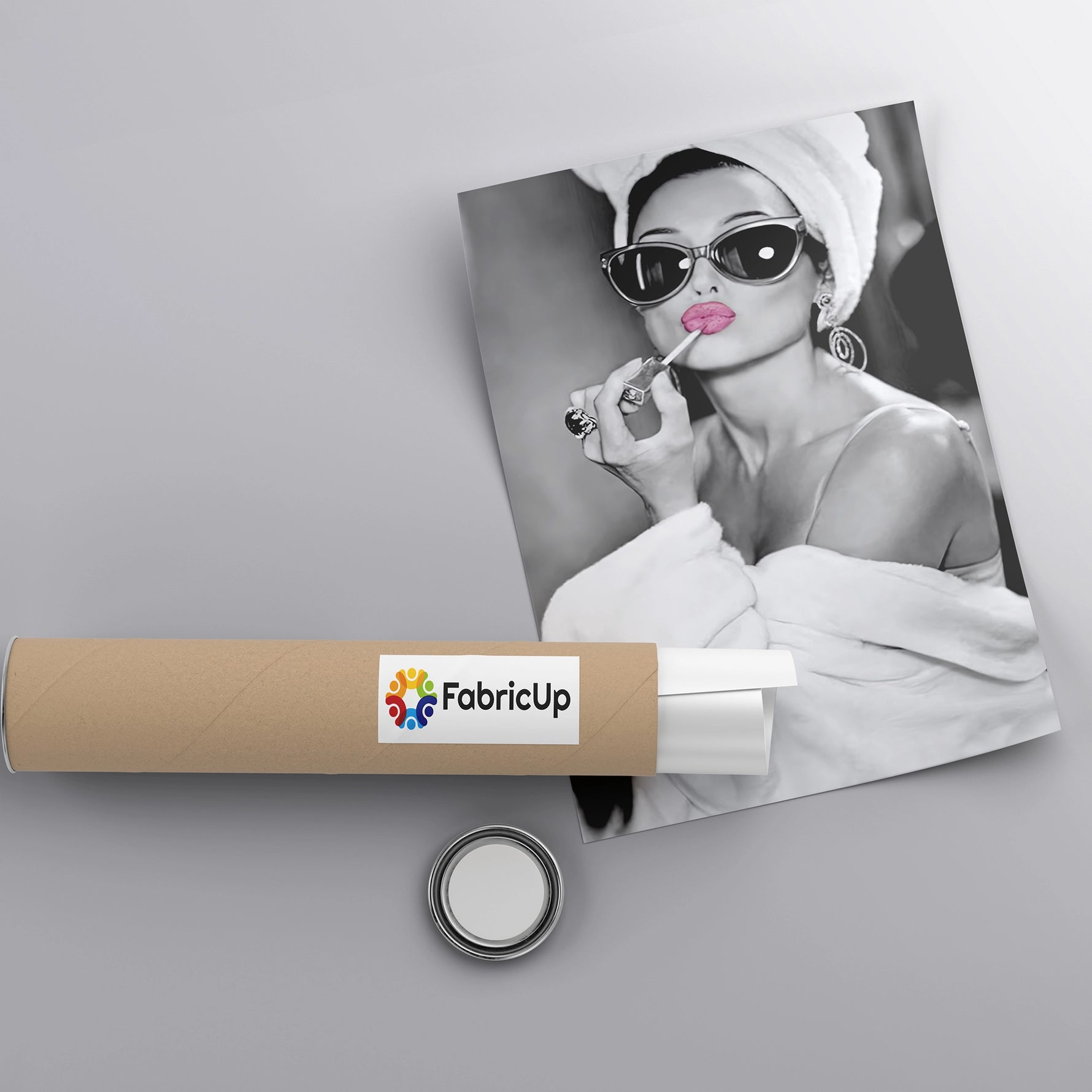Poster estetiğinde tasarlanan moda ikonlu kadın portresi kanvas tablo, retro fotoğraf ve pop art stilini birleştirir. Yüksek çözünürlüklü baskı sayesinde net çizgiler ve canlı dudak rengi dikkat çeker, salon ve genç yaşam alanları için trend bir FabricUp koleksiyon ürünü.