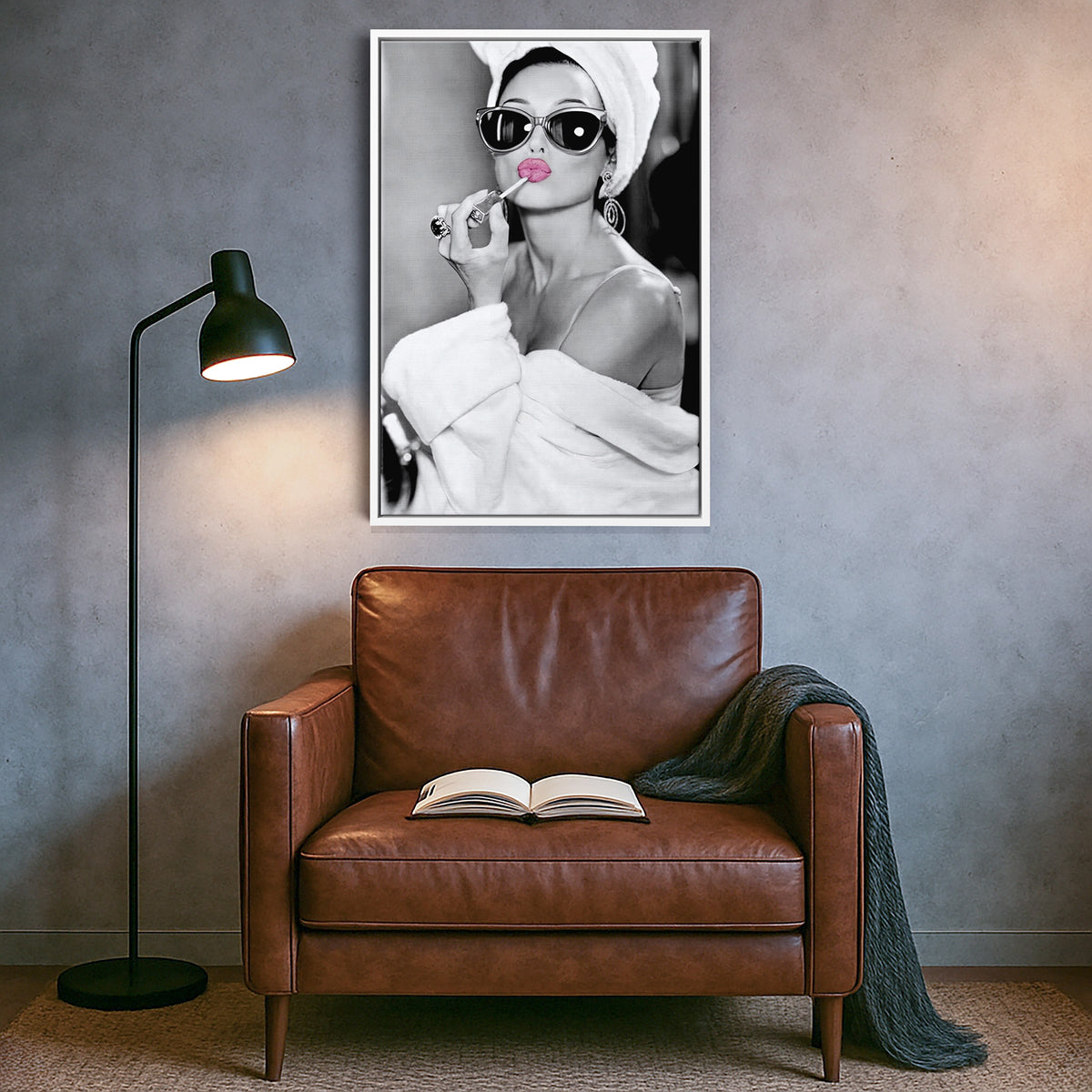 Beyaz çerçeveyle sunulan siyah beyaz glam kadın portresi, ferah ve minimal görünümüyle modern iç mekanlara zarif bir dokunuş katar. Pembe dudak detayı yüksek kaliteli baskıyla canlı kalır, yatak odası ve makyaj köşeleri için estetik bir FabricUp tablodur.