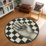 Yuvarlak formda, siyah ve krem tonlardan oluşan satranç tahtası desenli zemin üzerinde gerçekçi el figürü ve merkezde göz detayına sahip bu dijital baskı halı, sürreal ve grafik estetiği bir araya getirir. Baskı kalitesinin yüksekliği sayesinde desen keskinliği, kontrast dengesi ve yüzey netliği korunur. Salon, ofis, sanat stüdyosu ve modern yaşam alanlarında kullanılabilecek bu tasarım, optik algıyı güçlendiren yapısıyla FabricUp imzalı sanatsal bir zemin çözümüdür.
