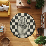 Geometrik siyah beyaz karelerden oluşan kompozisyon üzerinde perspektif etkisi veren el ve göz illüstrasyonuyla hazırlanan bu dijital baskı halı, minimal renk paletiyle güçlü bir görsel etki oluşturur. Yüksek çözünürlüklü üretim tekniği sayesinde çizgi dokuları, gölge geçişleri ve şekil sınırları net biçimde algılanır. Salon, çalışma alanı, ofis ve yaratıcı mekanlarda kullanılabilecek bu halı, modern sanat temasını yansıtan FabricUp koleksiyonuna aittir.
