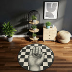 Merkezinde optik illüzyon hissi veren el ve göz çizimi bulunan, etrafı siyah beyaz dama desenleriyle çevrili yuvarlak dijital baskı halı, grafik tasarım ve sürreal sanat anlayışını bir araya getirir. Dijital baskı teknolojisi sayesinde kontur çizgileri keskin, ton geçişleri dengeli ve yüzey dokusu homojen görünür. Salon, ofis, galeri ve konsept mekanlarda dikkat çekici bir zemin etkisi sunan bu tasarım, FabricUp markasının özgün halıları arasında yer alır.
