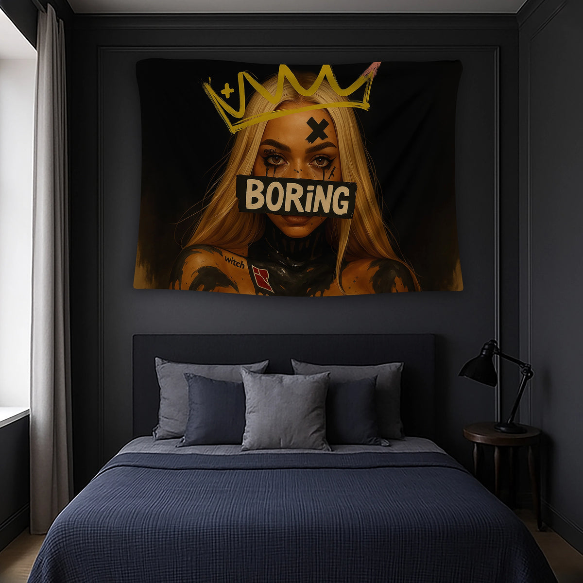 İllüstratif kadın yüzü, sprey boya efektleri, el çizimi taç detayı ve tipografik bant yazısıyla hazırlanan duvar örtüsü, urban, grafiti ve retro pop kültür stilini birleştiren yüksek kontrastlı görünümü sayesinde genç odası ve stüdyo dekorasyonu için dikkat çekici bir üründür.