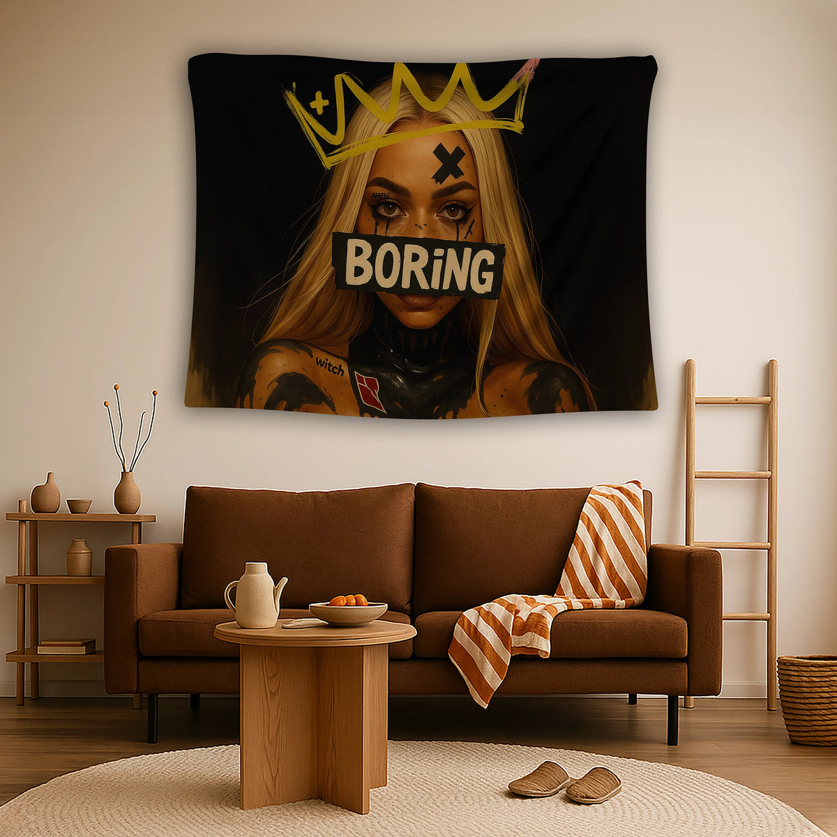 Sarışın kadın figürü, koyu fon ve üzerindeki karalama sembollerle tasarlanan duvar örtüsü, ağız kısmını kapatan yazı detayı ve sokak sanatı dokunuşlarıyla asi ve modern bir atmosfer oluşturur; grafik, alternatif ve çağdaş sanat temalı dekorasyona uyum sağlar.