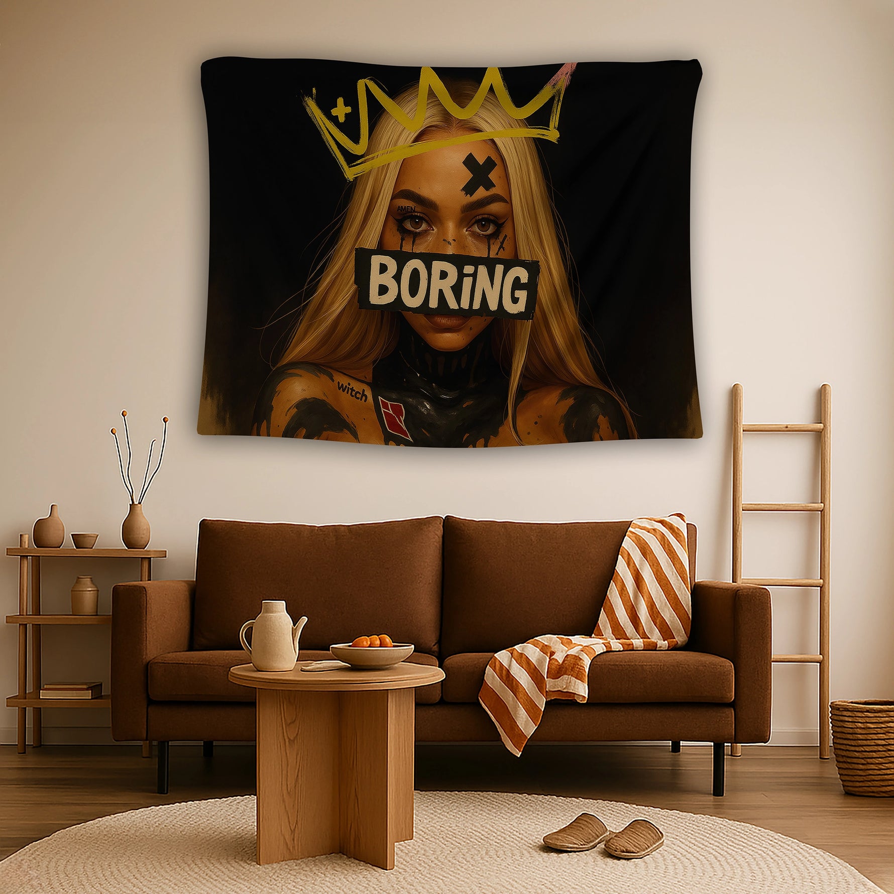 Sarışın kadın figürü, koyu fon ve üzerindeki karalama sembollerle tasarlanan duvar örtüsü, ağız kısmını kapatan yazı detayı ve sokak sanatı dokunuşlarıyla asi ve modern bir atmosfer oluşturur; grafik, alternatif ve çağdaş sanat temalı dekorasyona uyum sağlar.