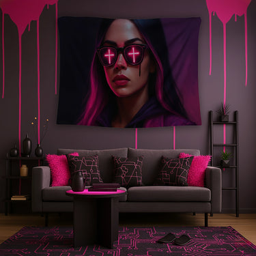 Koyu mor ve siyah tonların hâkim olduğu arka plan üzerinde neon pembe yansımalarla tasarlanmış kadın portresi içeren duvar örtüsü, güneş gözlüğünde artı şeklinde parlayan ışık detayları ve dramatik yüz ifadesiyle modern, cyberpunk ve sokak sanatı stilinde güçlü bir grafik kompozisyon sunar.