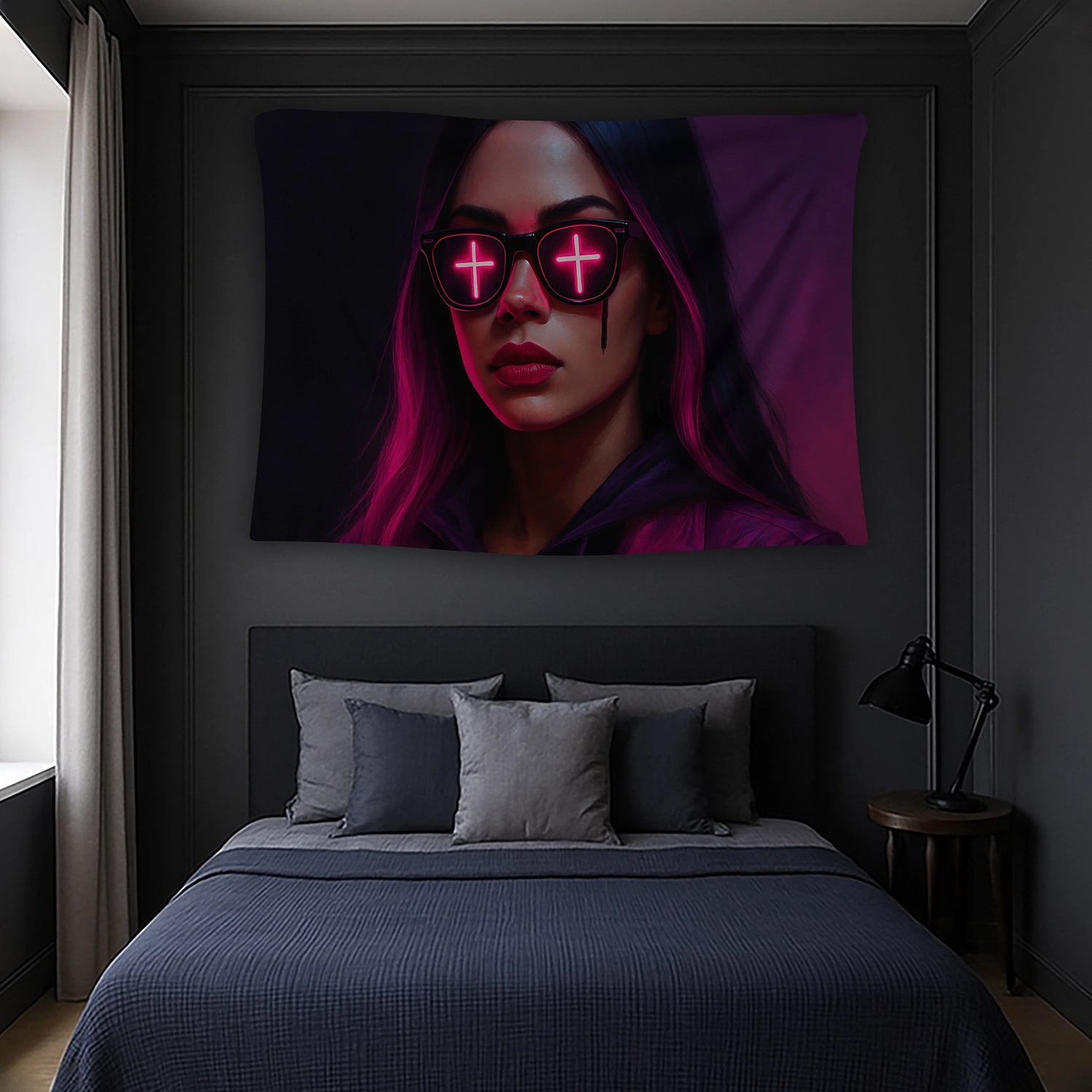 Neon ışıklı gözlük camlarında parlak semboller bulunan stilize kadın figürüyle hazırlanan duvar örtüsü, yüksek kontrastlı renk geçişleri, mor ve pembe tonlar ile urban, retro ve alternatif sanat estetiğini birleştiren dikkat çekici, çağdaş ve dekoratif tekstil tasarımıdır.